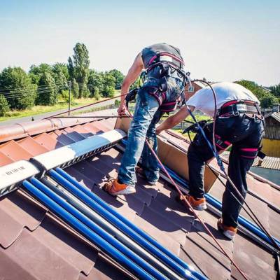 zabezpieczanie systemu solarnego podczas malowania dachu